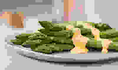 Asparagus and hollandaise sauce