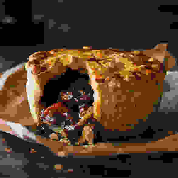 Charlie Bigham's Steak & Ale Full Pastry Pie