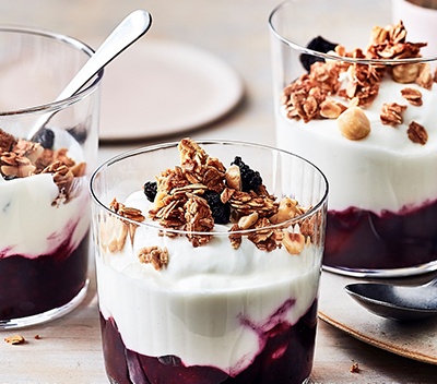 berry and granola yogurt pots
