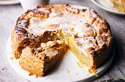 Apple pie with almond & apricot