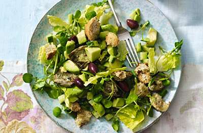 Avocado and artichoke salad with crunchy croutons