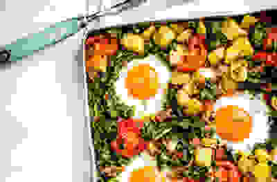 Bacon, egg and kale oven hash