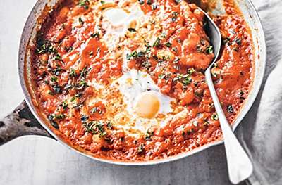 Barbecue baked beans & eggs