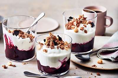 Berry and granola yogurt pots