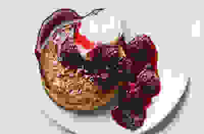 Brûléed crumpets, blackberries & cream