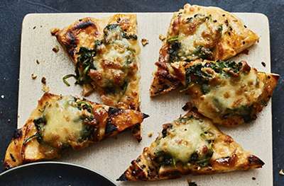 Cheesy spinach naan bites