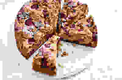 Crunchy almond & raspberry cake with dark chocolate