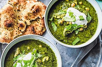 Green chicken, chickpea & spinach curry