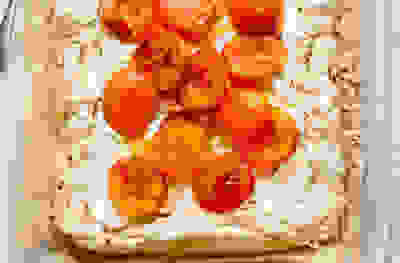 Hazelnut meringue with roasted apricots
