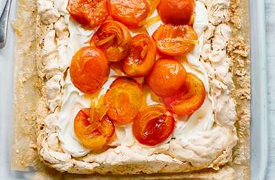 Hazelnut meringue with roasted apricots