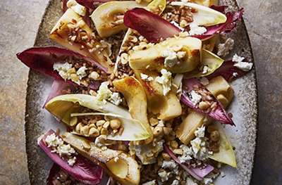 Pan-fried pears with chicory and feta