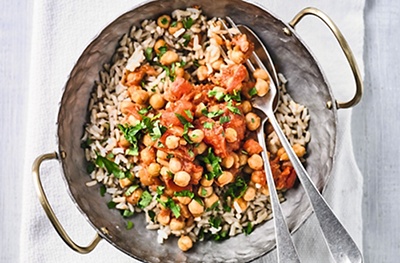 Quick chickpea curry with coconut yogurt
