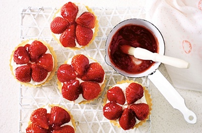 Simple strawberry tarts with white chocolate