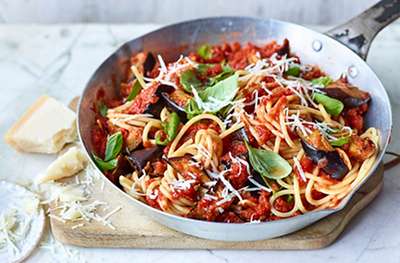 Spaghetti with tomato and aubergine sauce