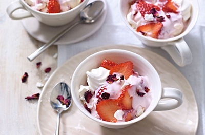 Speedy strawberry yogurt & meringue mess