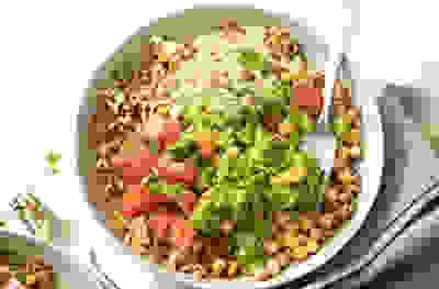 Spicy wholegrain bowl with tomato & avocado