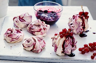 Individual meringues with currant compote