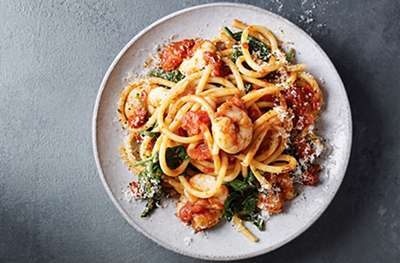 Tomato & spinach bucatini with prawns