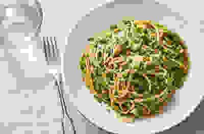 Wholewheat pasta with kale, pea and walnut pesto