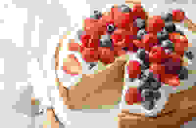 Mazarin almond cake with summer berries