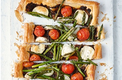 Asparagus, goats' cheese and tomato tart