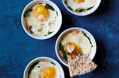Baked eggs with spinach & salmon