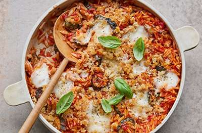 Baked orzo with white beans, courgette & tomato