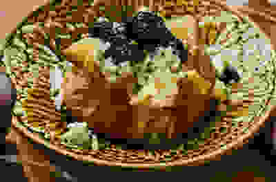 Baked potatoes with lumpfish caviar & chives