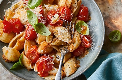 Basil-roasted cherry tomato & aubergine pesto pasta 