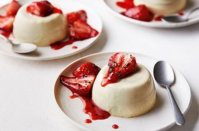 Image of Black pepper roast strawberries with white chocolate panna cotta