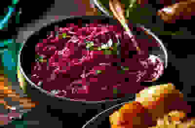 Braised red cabbage with apple