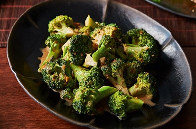 Broccoli & walnuts with sesame sauce 