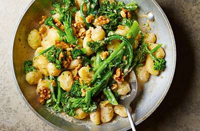 4 ingredients: cacio e pepe gnocchi with broccoli & walnuts