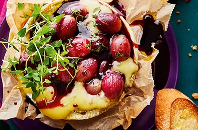 Camembert with red wine & rosemary syrup roasted grapes