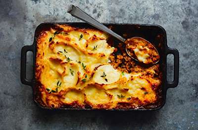Cottage pie with cauliflower cheese topping