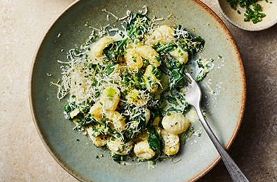 Creamy spinach & leek gnocchi with chives