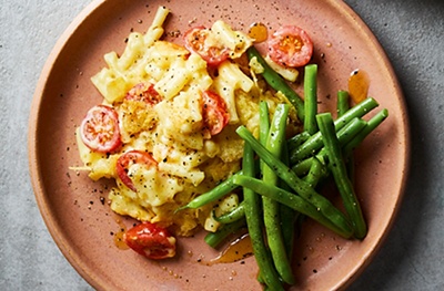 Crisp-topped mac ’n’ cheese with tomatoes & green beans