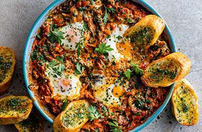 Florentine baked eggs with garlic bread