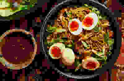 Fried noodles with chicken, mushrooms & eggs