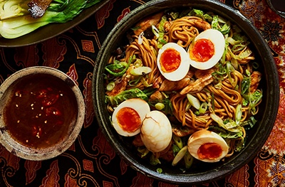 Fried noodles with chicken, mushrooms & eggs