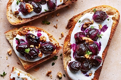 Whipped goat's cheese and grape toasts