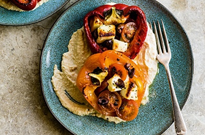 5 ingredients: Grilled peppers with halloumi, olives & houmous