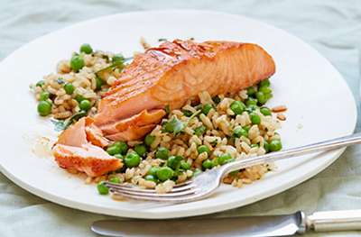 Grilled salmon fillets with pea and coriander rice