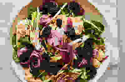 Halloumi salad with blackberry dressing 