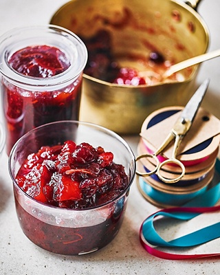 Image of apple and cranberry christmas chutney