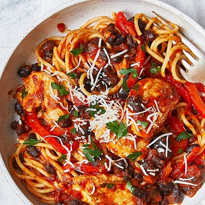 Spaghetti with chicken, black beans and spicy tomato sauce