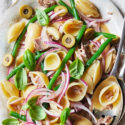 Tuna pasta with green beans, lemon and olives
