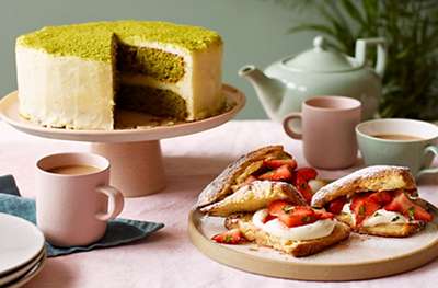 Matcha & pistachio cake