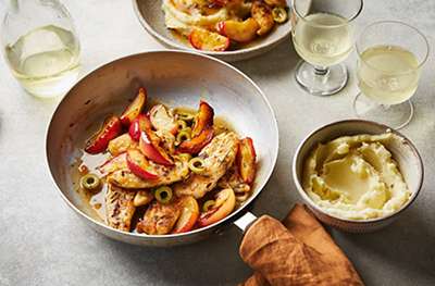 Pan-fried chicken with apples & rosemary