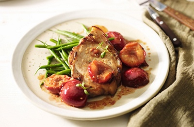 Pan-fried pork chops with plums